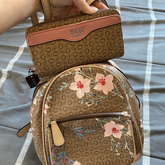 Guess backpack and wallet - Picture 2 of 2